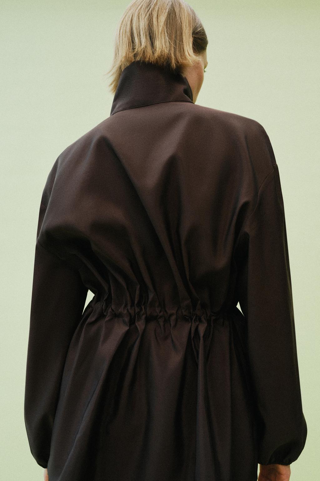 КУРТКА С ВОРОТНИКОМ-СТОЙКОЙ И РЕГУЛИРУЕМОЙ ТАЛИЕЙ