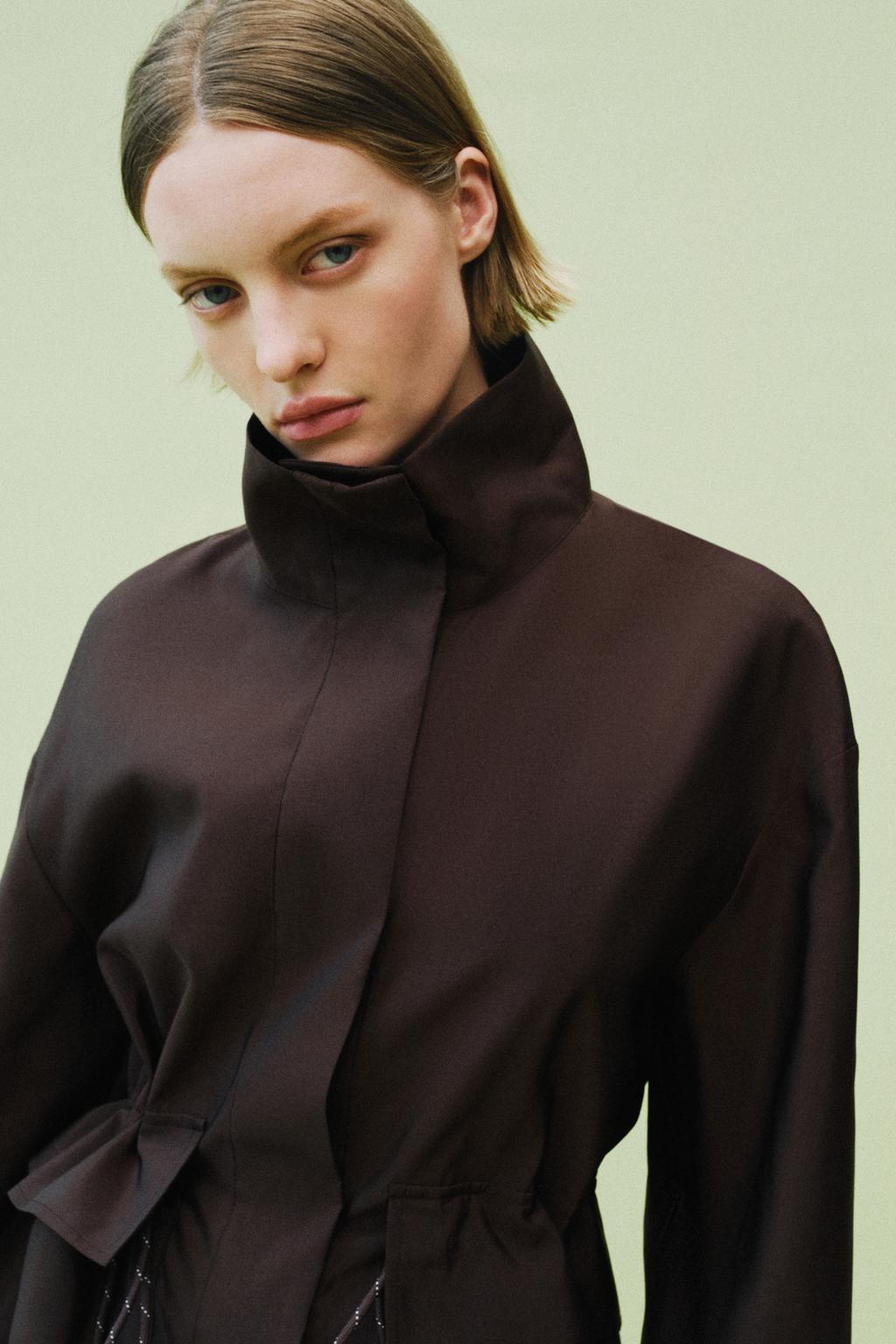 КУРТКА С ВОРОТНИКОМ-СТОЙКОЙ И РЕГУЛИРУЕМОЙ ТАЛИЕЙ