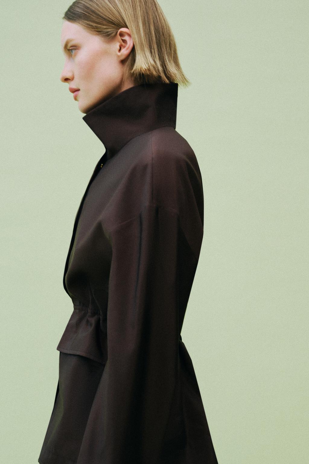 КУРТКА С ВОРОТНИКОМ-СТОЙКОЙ И РЕГУЛИРУЕМОЙ ТАЛИЕЙ