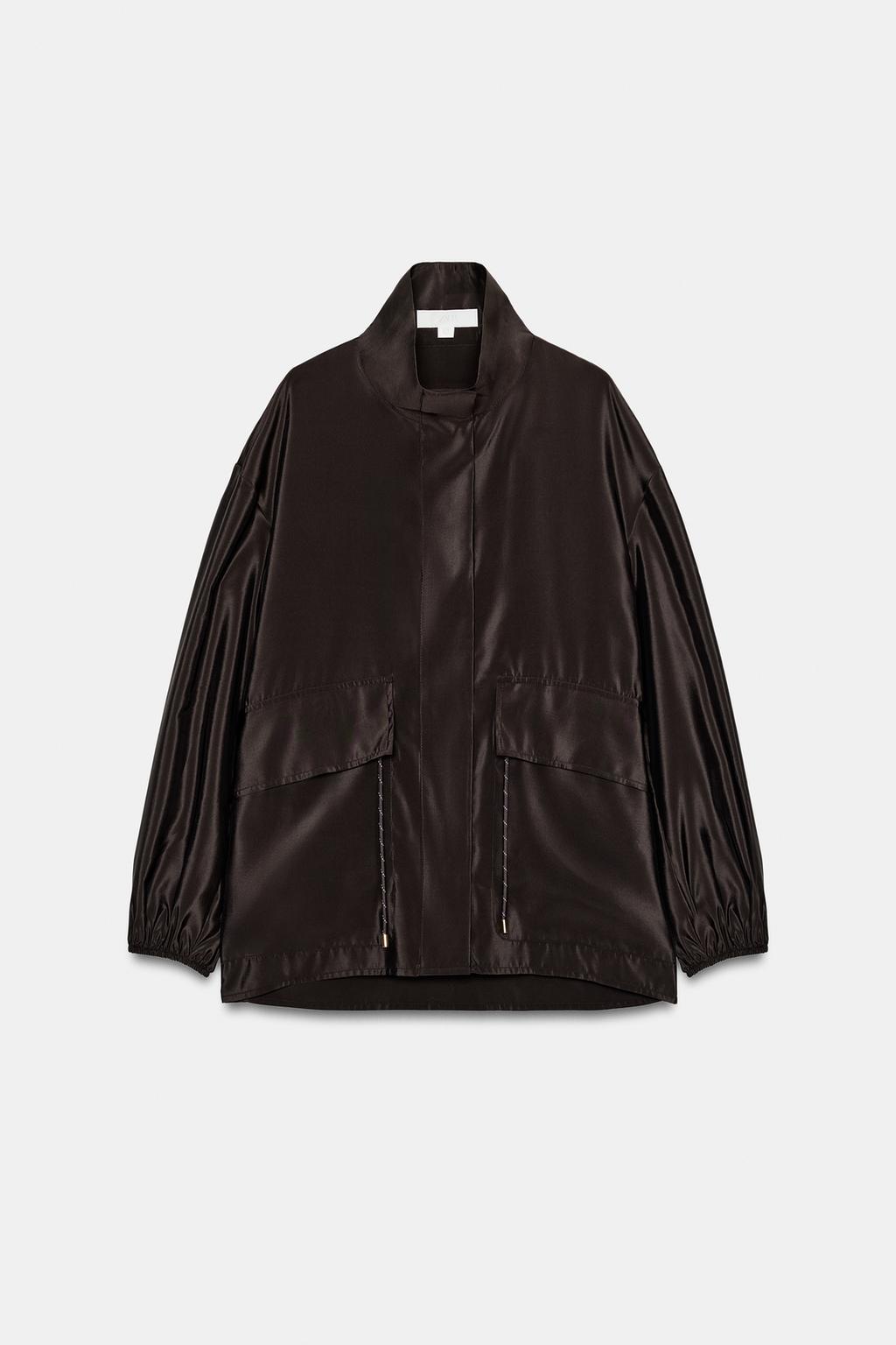 КУРТКА С ВОРОТНИКОМ-СТОЙКОЙ И РЕГУЛИРУЕМОЙ ТАЛИЕЙ