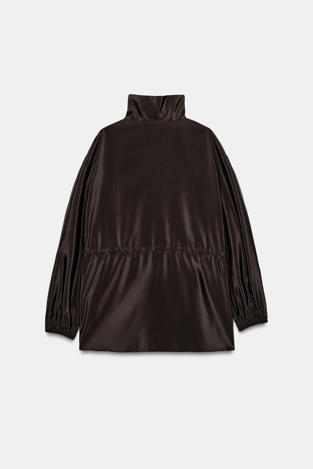 КУРТКА С ВОРОТНИКОМ-СТОЙКОЙ И РЕГУЛИРУЕМОЙ ТАЛИЕЙ