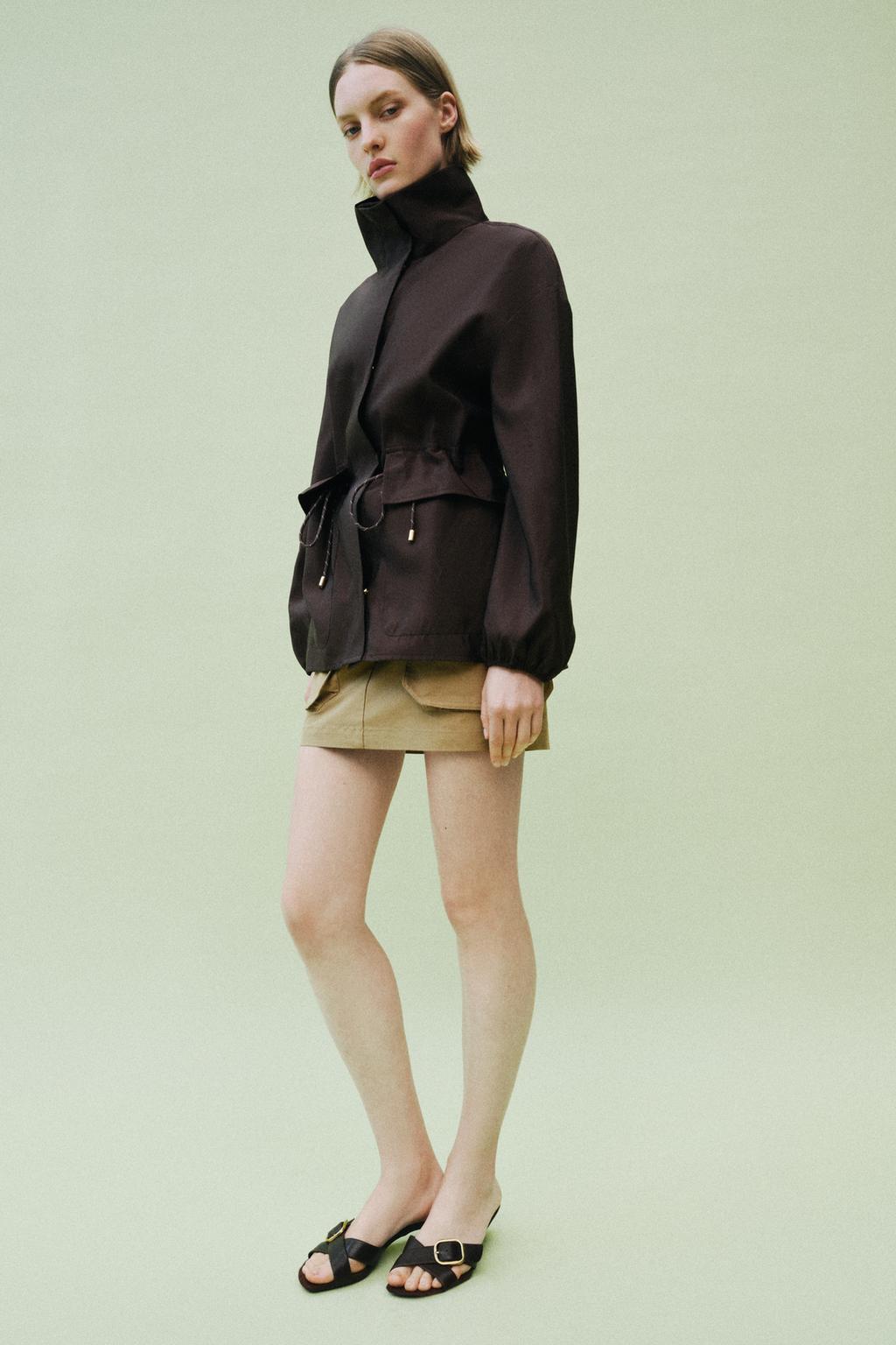 КУРТКА С ВОРОТНИКОМ-СТОЙКОЙ И РЕГУЛИРУЕМОЙ ТАЛИЕЙ