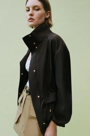 Куртка с воротником-стойкой и регулируемой талией- Заказать в России