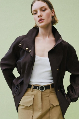 Куртка с воротником-стойкой и регулируемой талией- Заказать в России