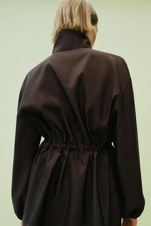 Куртка с воротником-стойкой и регулируемой талией- Заказать в России