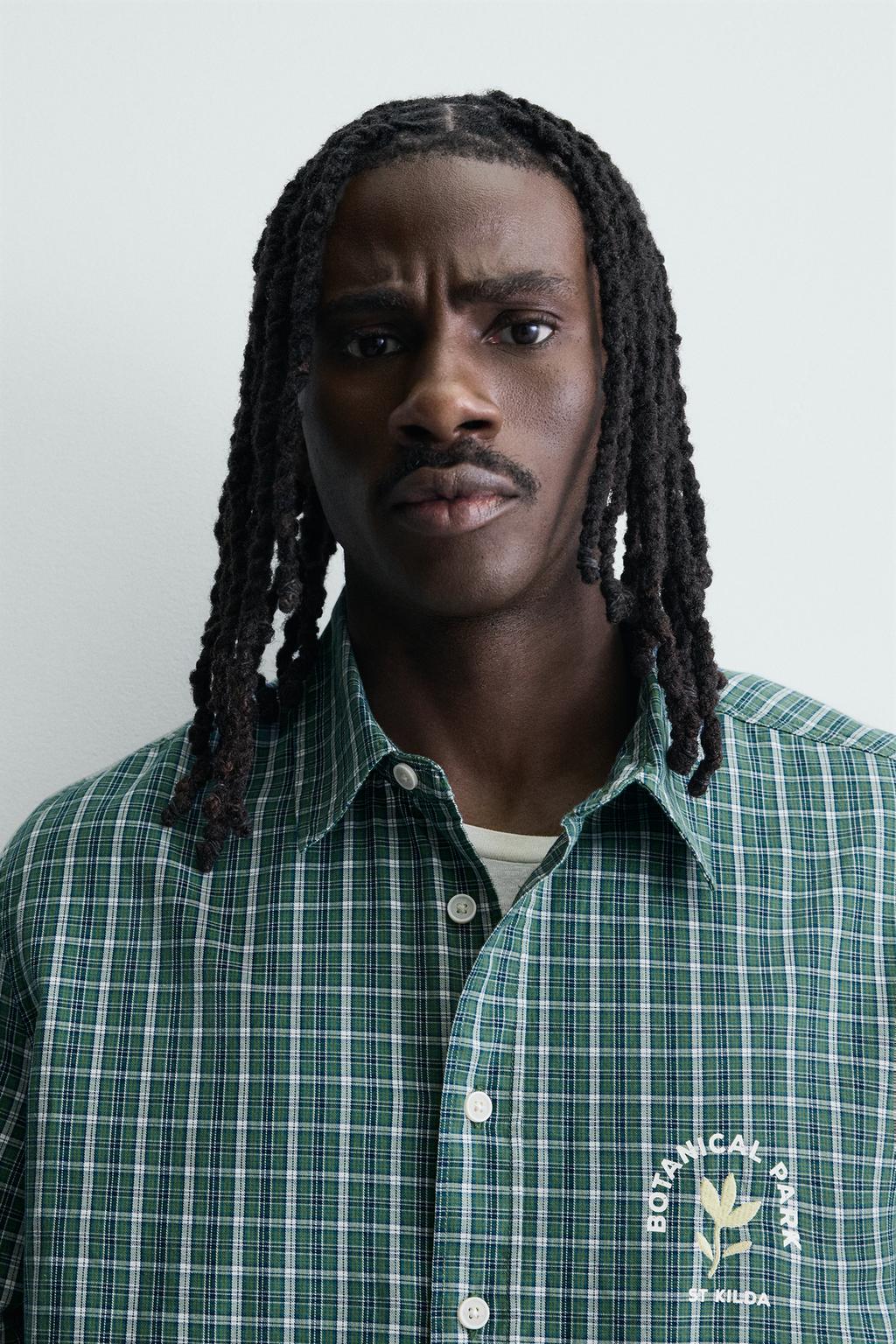 УКОРОЧЕННАЯ РУБАШКА В КЛЕТКУ С ВЫШИВКОЙ И ПРИНТОМ