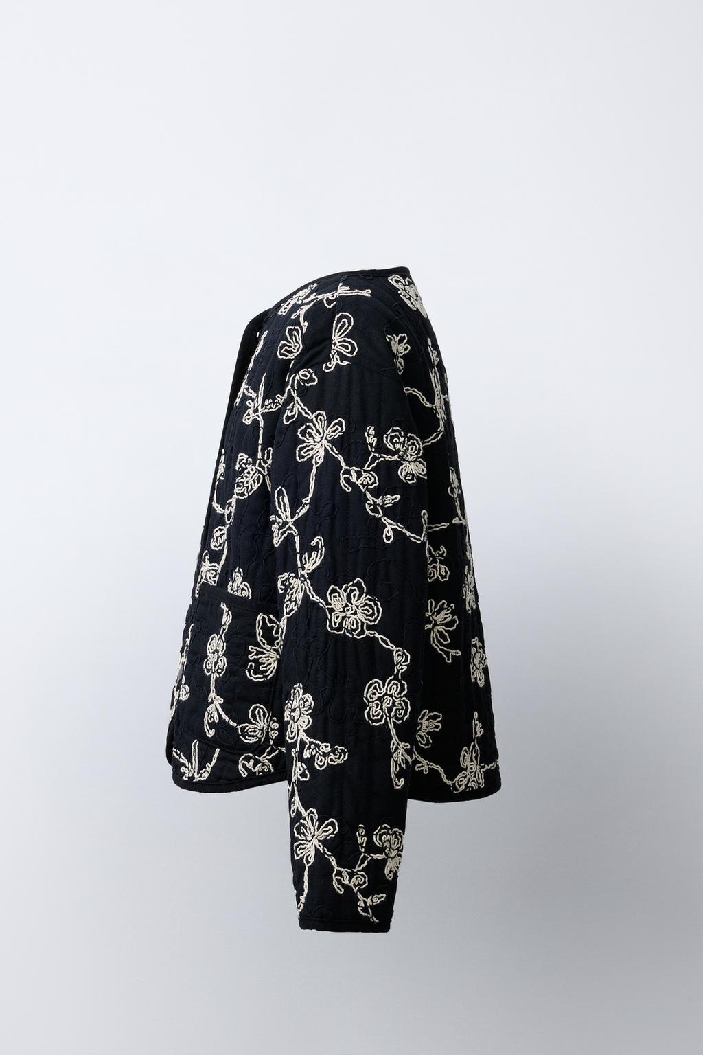 СТЕГАНАЯ КУРТКА С КОНТРАСТНОЙ ВЫШИВКОЙ