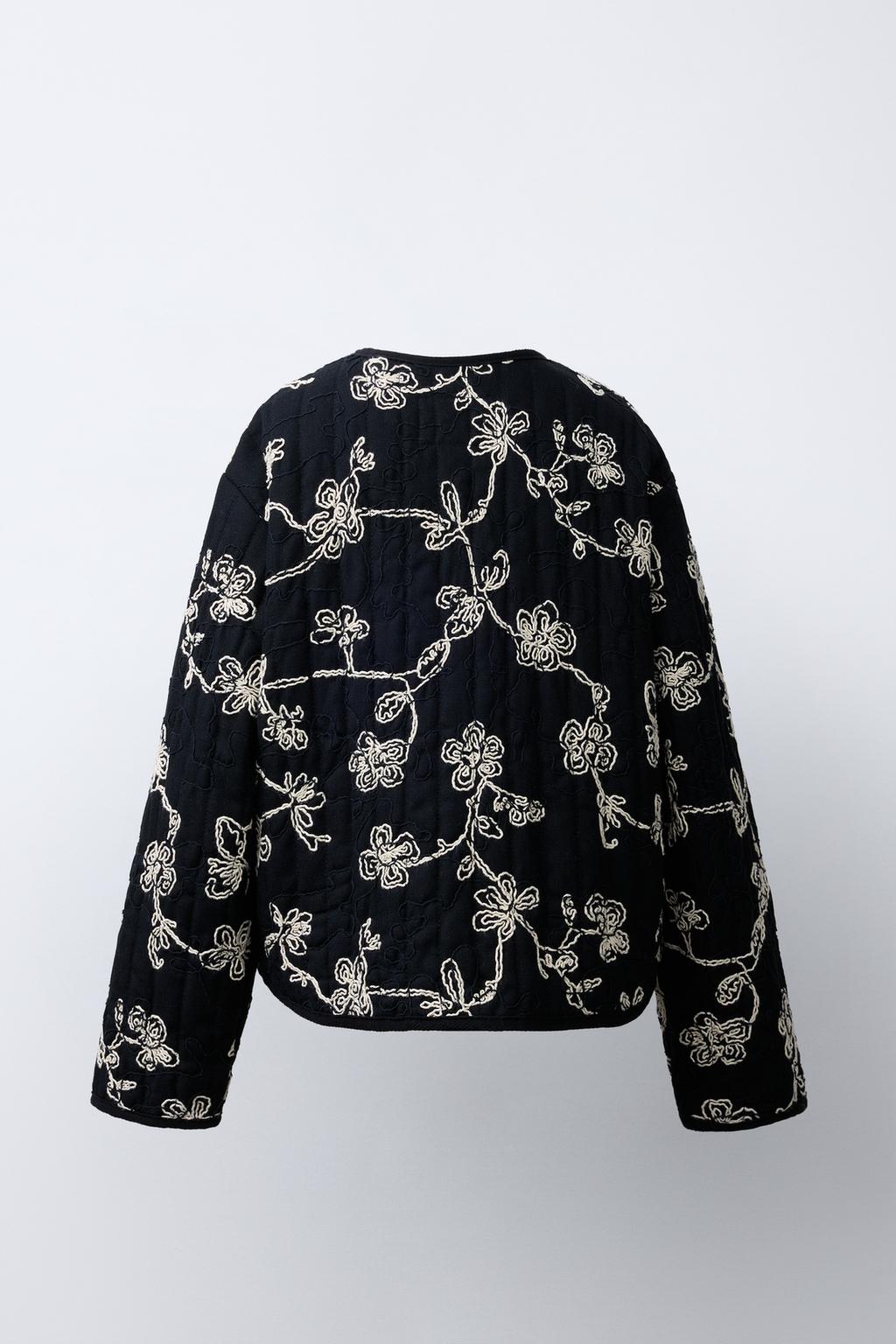 СТЕГАНАЯ КУРТКА С КОНТРАСТНОЙ ВЫШИВКОЙ