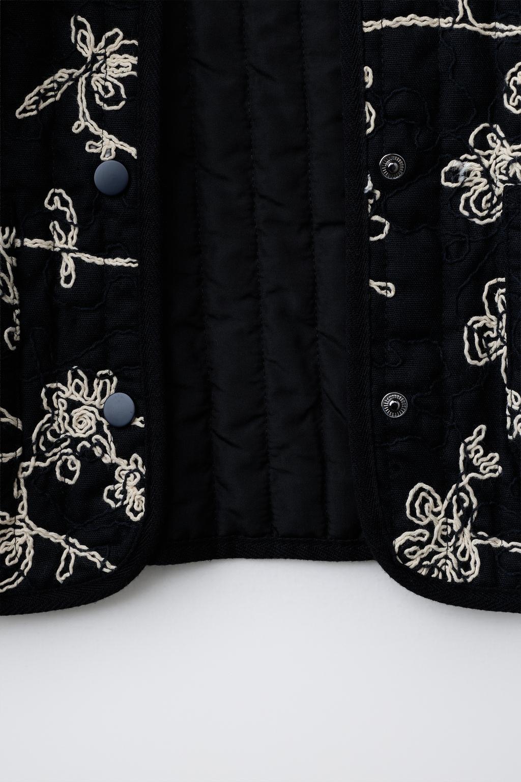 СТЕГАНАЯ КУРТКА С КОНТРАСТНОЙ ВЫШИВКОЙ