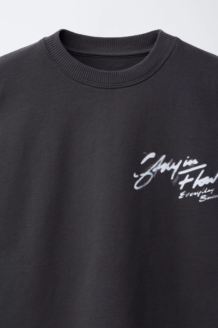 Свитшот с граффити-принтом