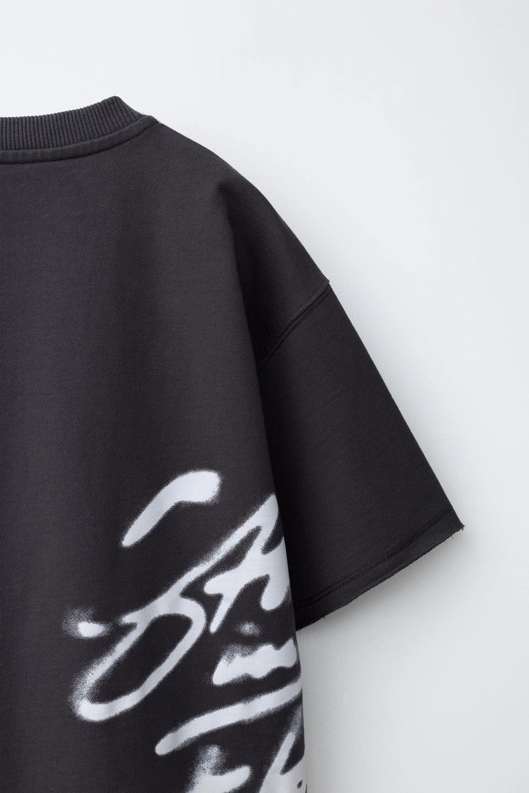 Свитшот с граффити-принтом