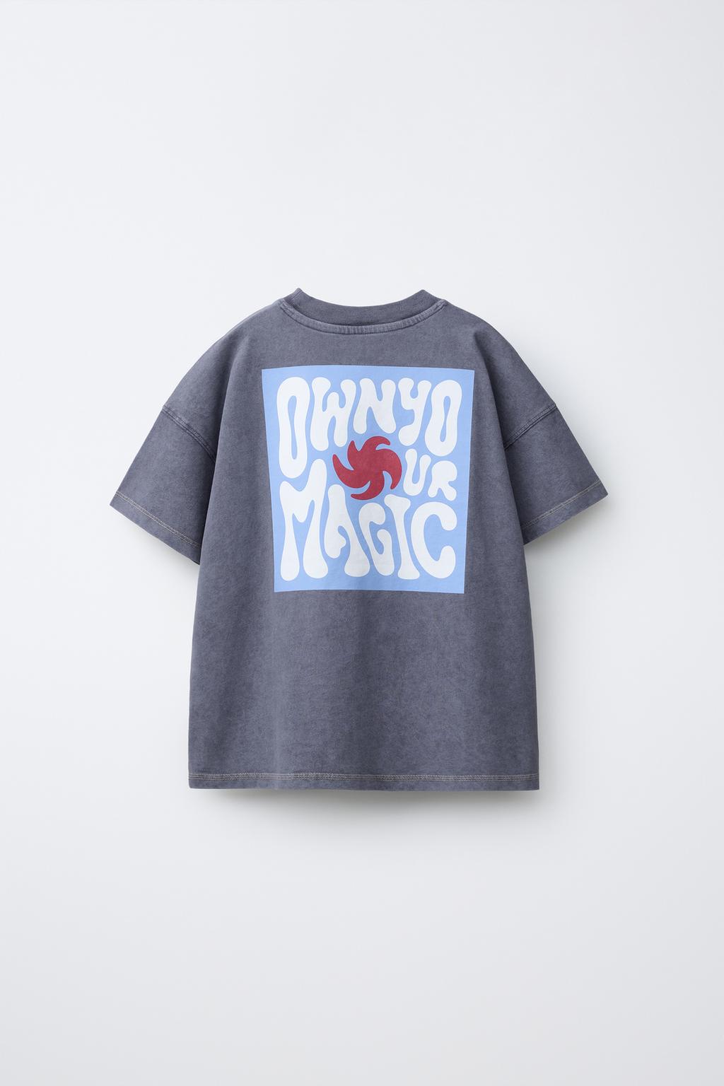 ФУТБОЛКА С ПРИНТОМ, НАКЛАДНЫМ КАРМАНОМ И ЭФФЕКТОМ ПОТЕРТОСТИ