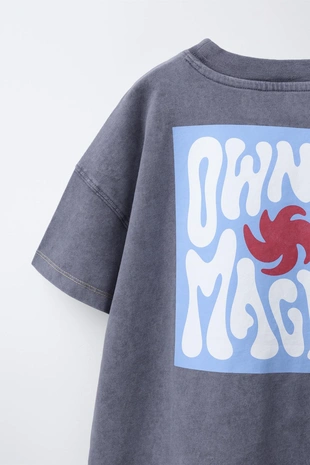 Футболка с принтом, накладным карманом и эффектом потертости- Заказать в России