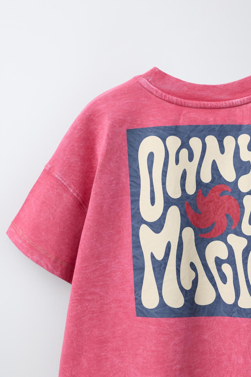 ФУТБОЛКА С ПРИНТОМ И НАКЛАДНЫМ КАРМАНОМ С ЭФФЕКТОМ ПОТЕРТОСТИ