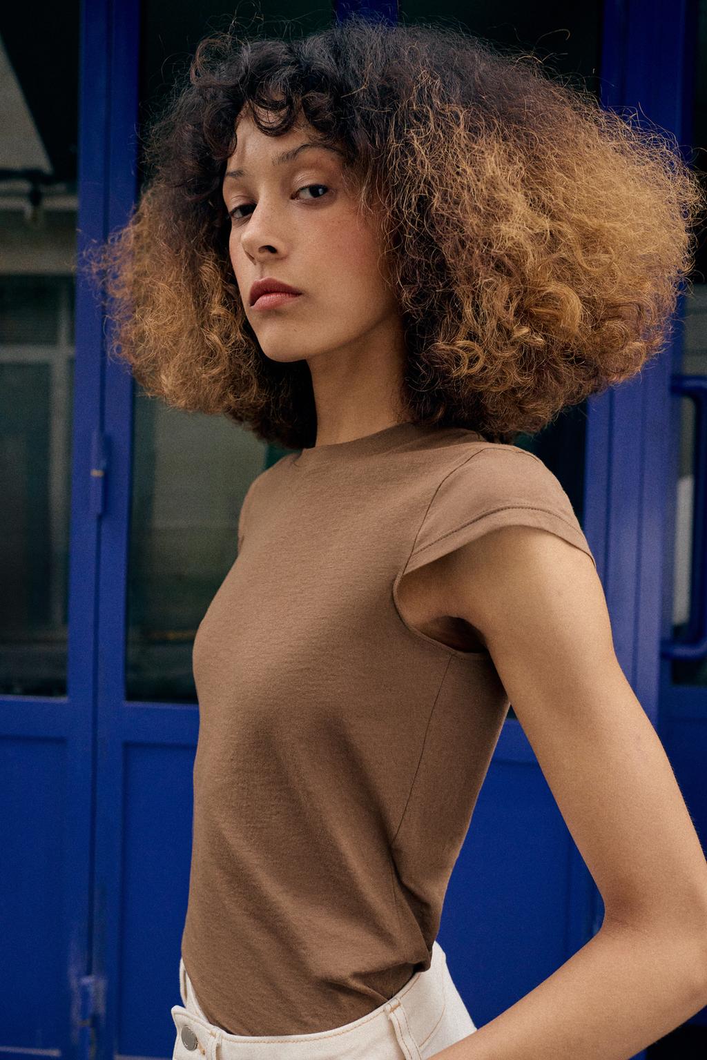 МИНИМАЛИСТИЧНАЯ ФУТБОЛКА С КОРОТКИМИ РУКАВАМИ