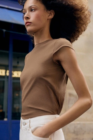 Минималистичная футболка с короткими рукавами- Заказать в России