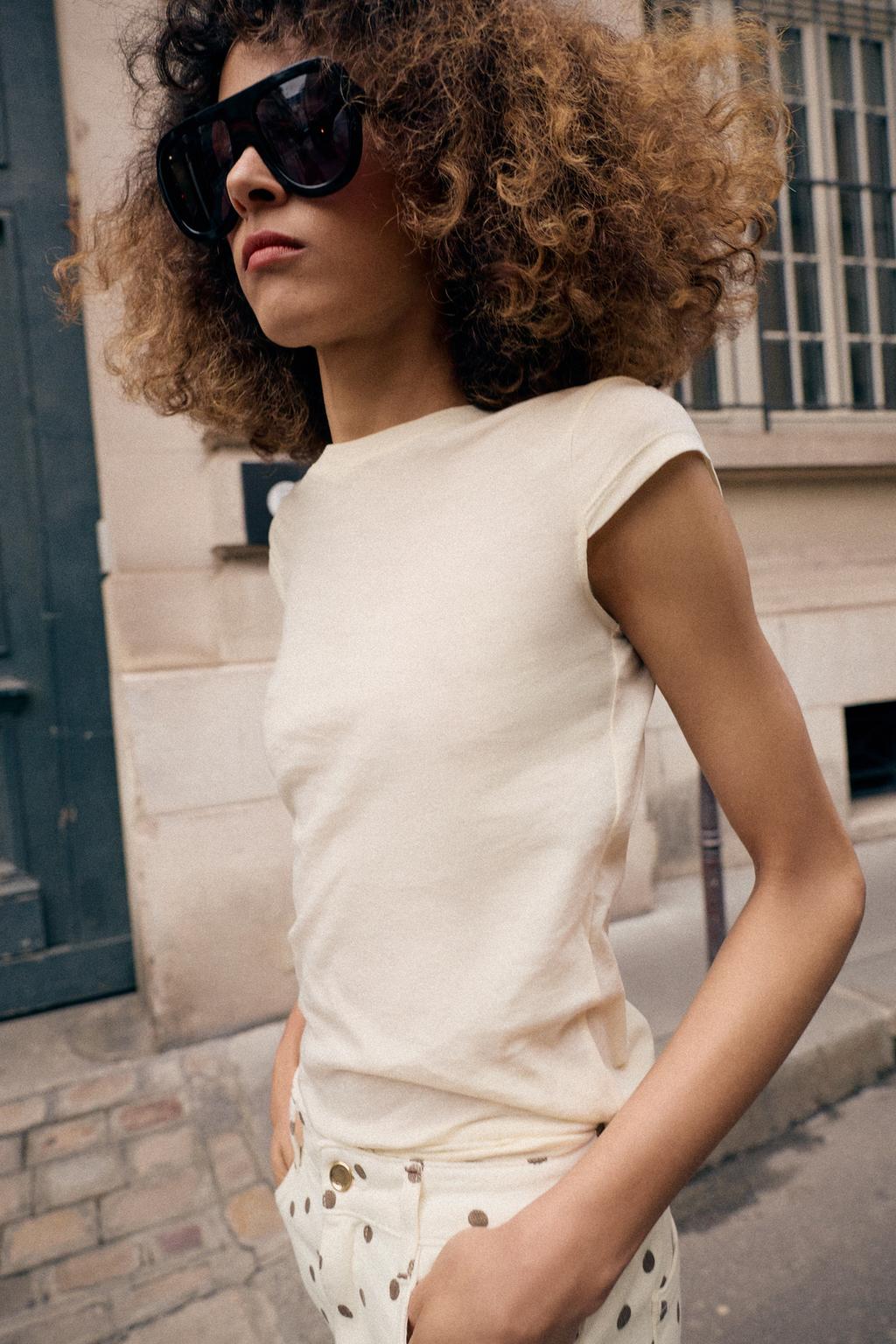 МИНИМАЛИСТИЧНАЯ ФУТБОЛКА С КОРОТКИМИ РУКАВАМИ