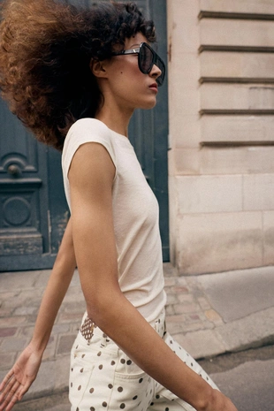 Минималистичная футболка с короткими рукавами