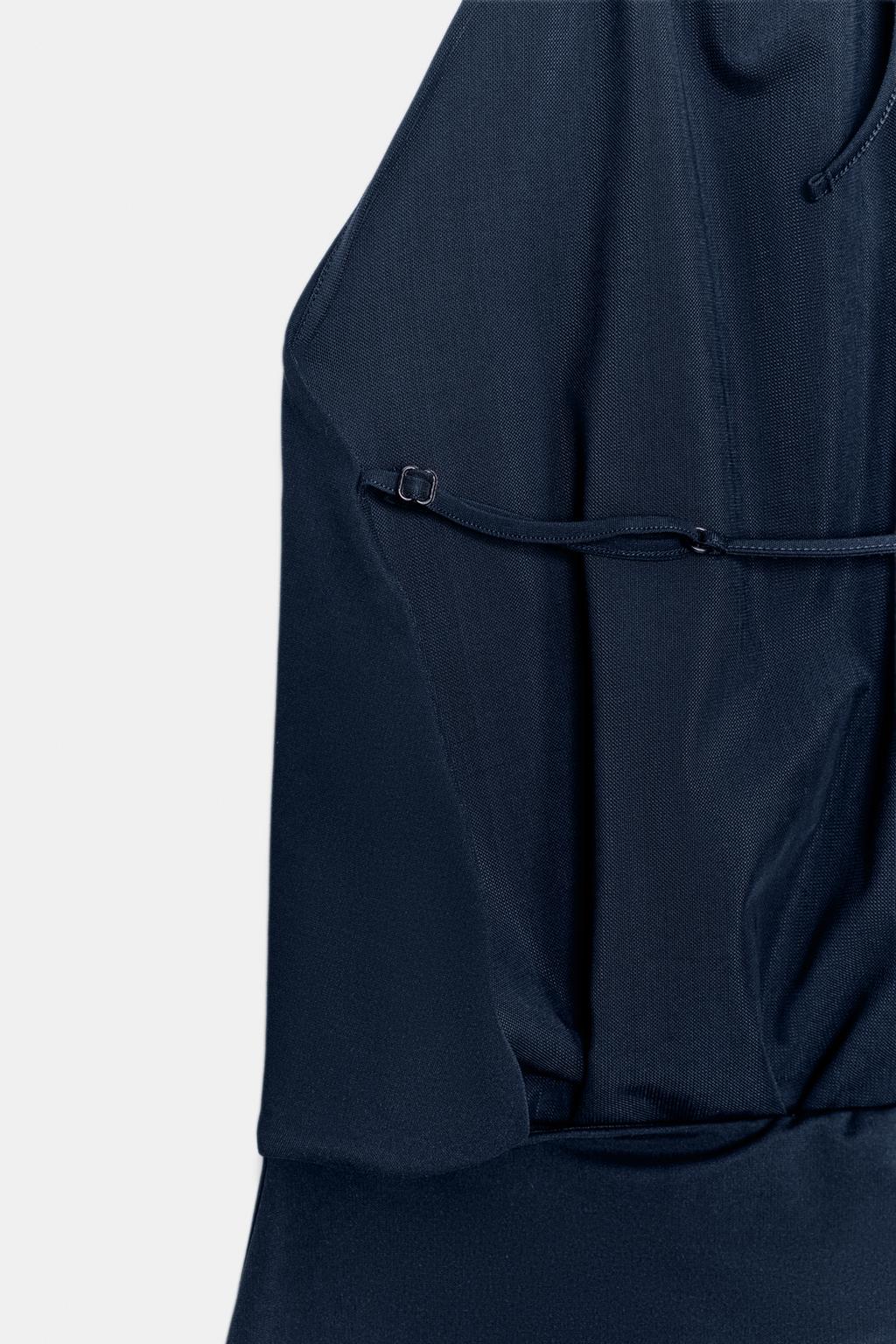 СВОБОДНОЕ ПЛАТЬЕ С ГОРЛОВИНОЙ ХАЛТЕР