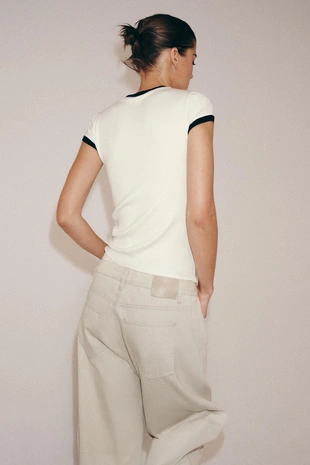 Футболка в рубчик с контрастными деталями- Заказать в России