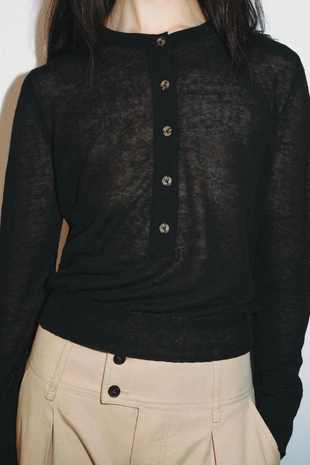 Свитер на пуговицах