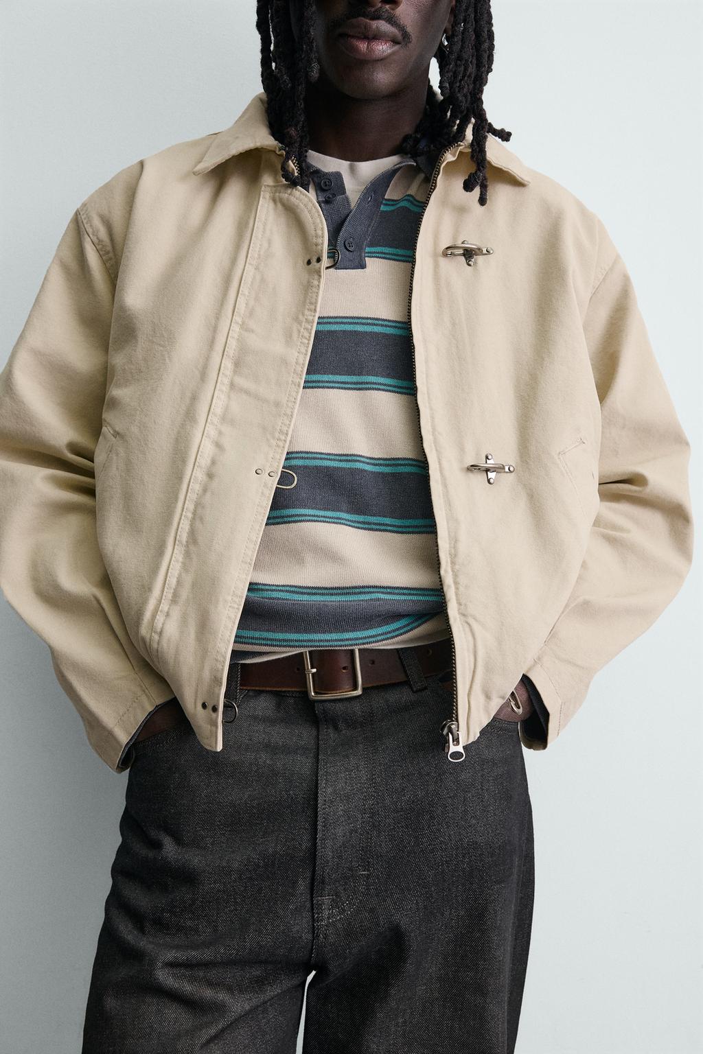 УКОРОЧЕННАЯ КУРТКА С ЗАСТЕЖКАМИ-КЛЫКАМИ