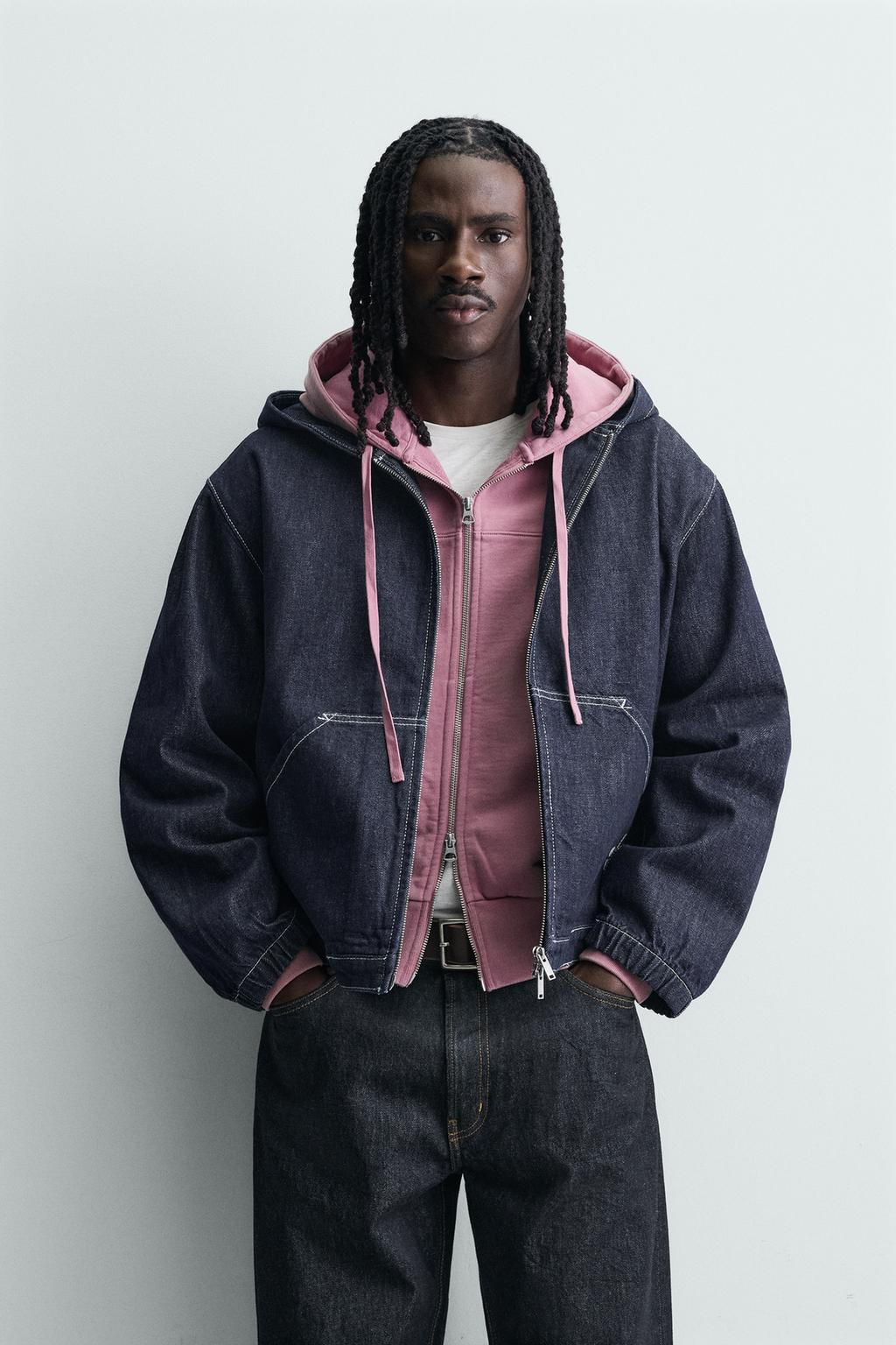 УКОРОЧЕННАЯ ДЖИНСОВАЯ КУРТКА С КАПЮШОНОМ И КОНТРАСТНЫМИ ШВАМИ