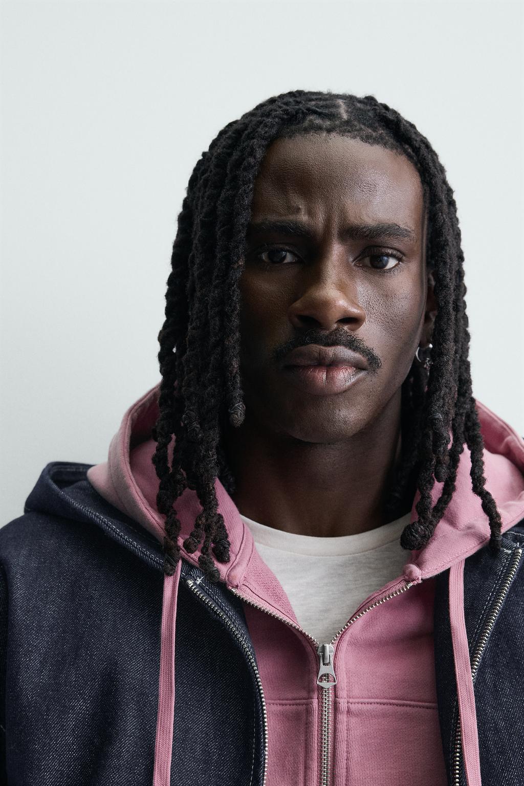 УКОРОЧЕННАЯ ДЖИНСОВАЯ КУРТКА С КАПЮШОНОМ И КОНТРАСТНЫМИ ШВАМИ