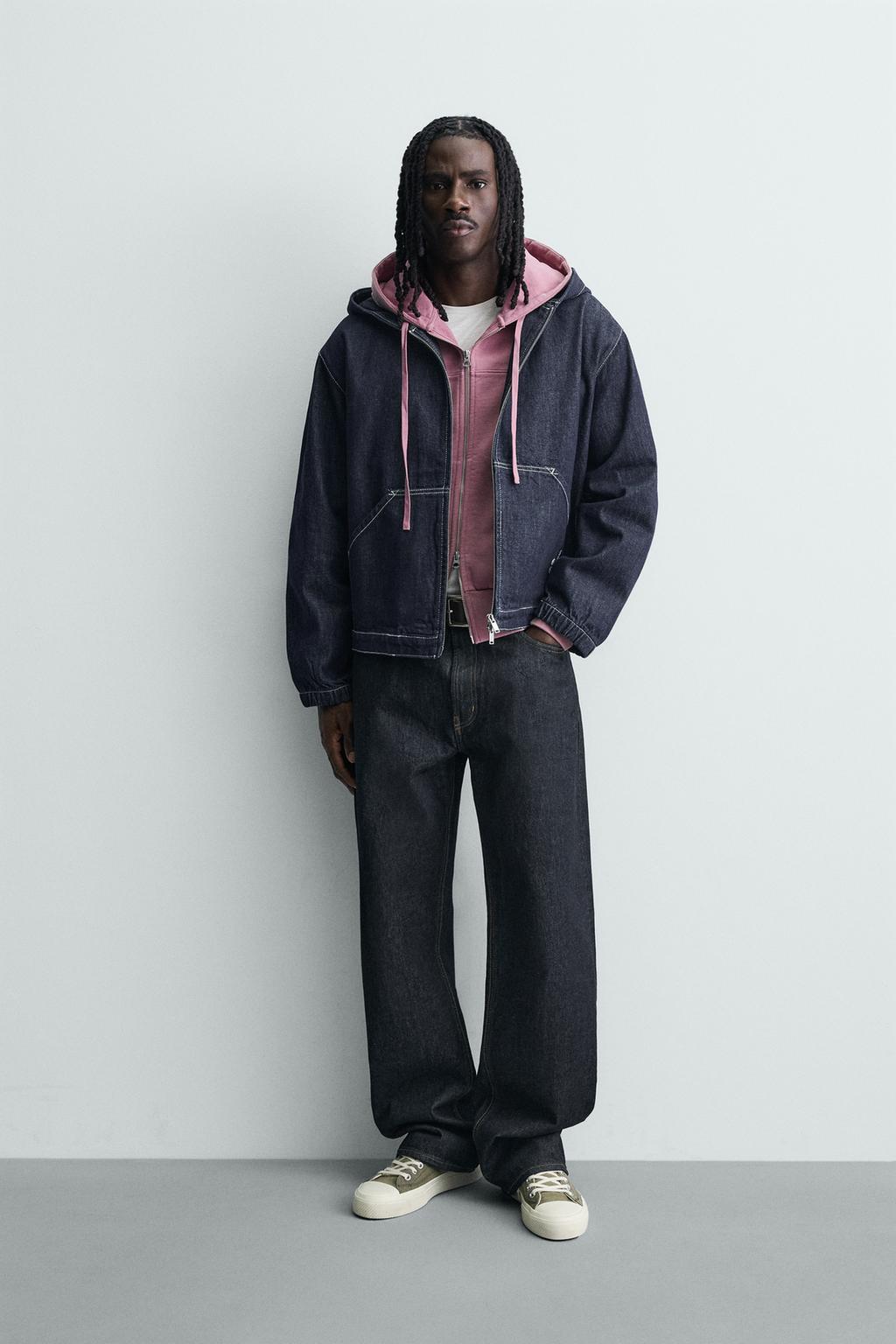 УКОРОЧЕННАЯ ДЖИНСОВАЯ КУРТКА С КАПЮШОНОМ И КОНТРАСТНЫМИ ШВАМИ