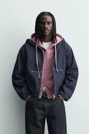 Укороченная джинсовая куртка с капюшоном и контрастными швами- Заказать в России