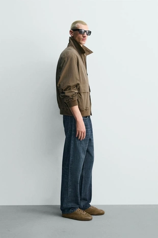 Куртка из высокотехнологичной ткани классического кроя- Заказать в России