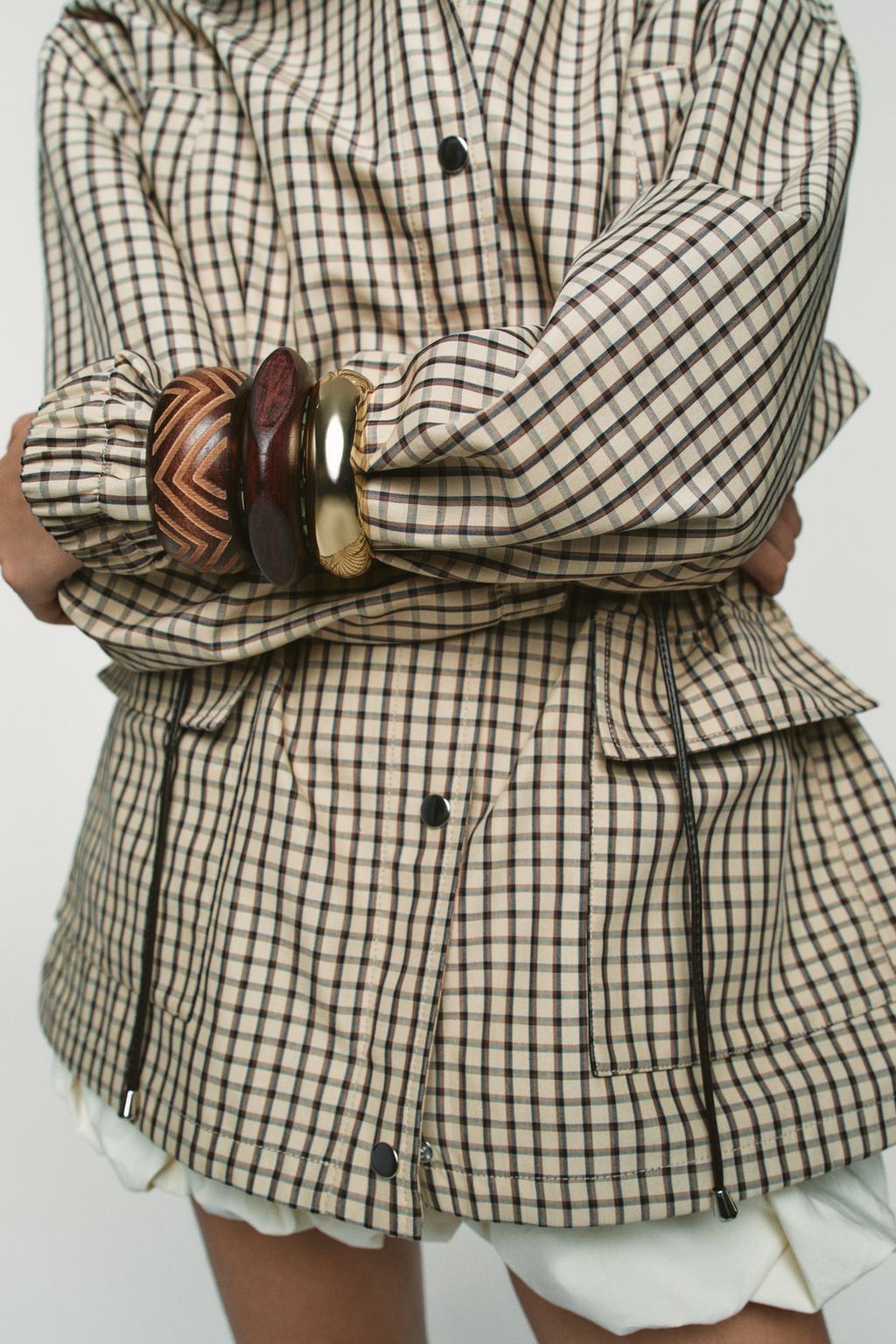 НАБОР ИЗ ТРЕХ МЕТАЛЛИЧЕСКИХ И ДЕРЕВЯННЫХ БРАСЛЕТОВ