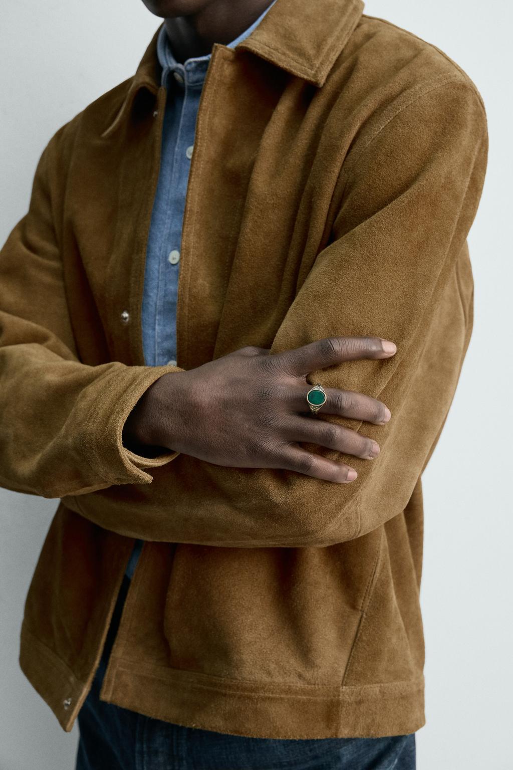 Золотое кольцо с печаткой и камнем