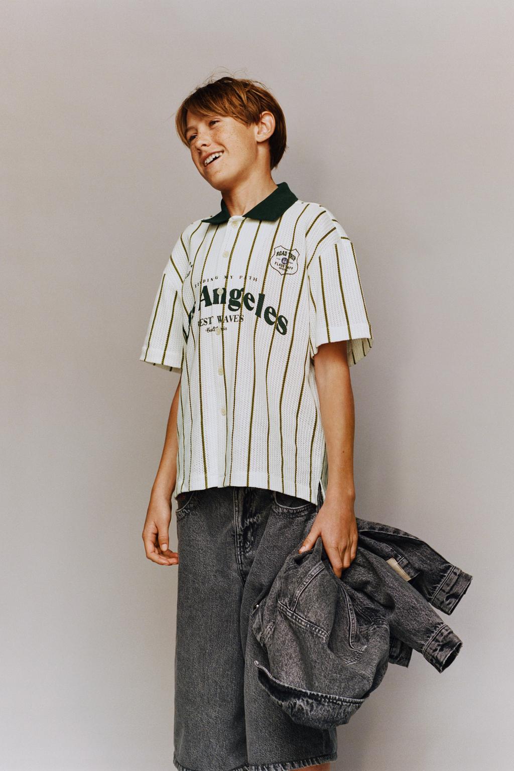 ТРИКОТАЖНАЯ РУБАШКА В ПОЛОСКУ С НАДПИСЬЮ