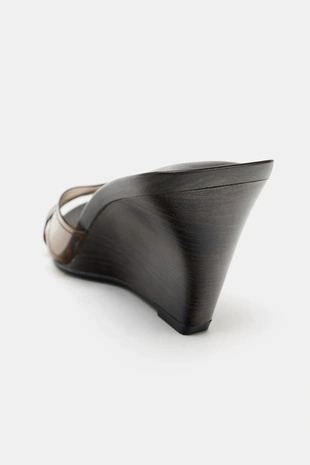 Босоножки на танкетке с виниловыми ремешками- Заказать в России