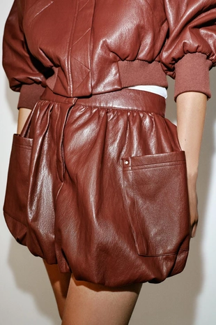 Мини-юбка из искусственной кожи объемного кроя- Заказать в России