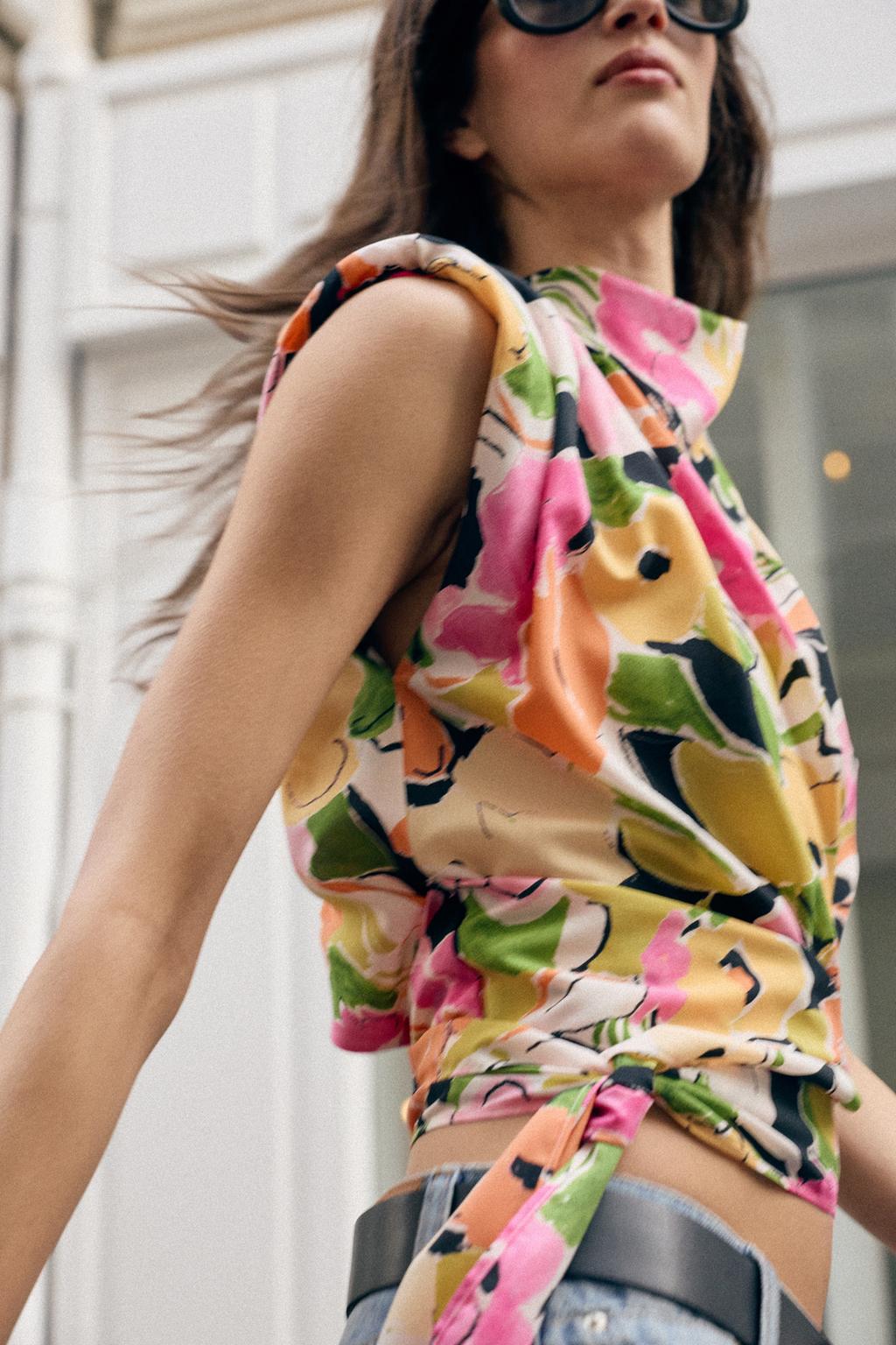 ТОП С ЦВЕТОЧНЫМ ПРИНТОМ, ПОДПЛЕЧНИКАМИ И ПОЯСОМ