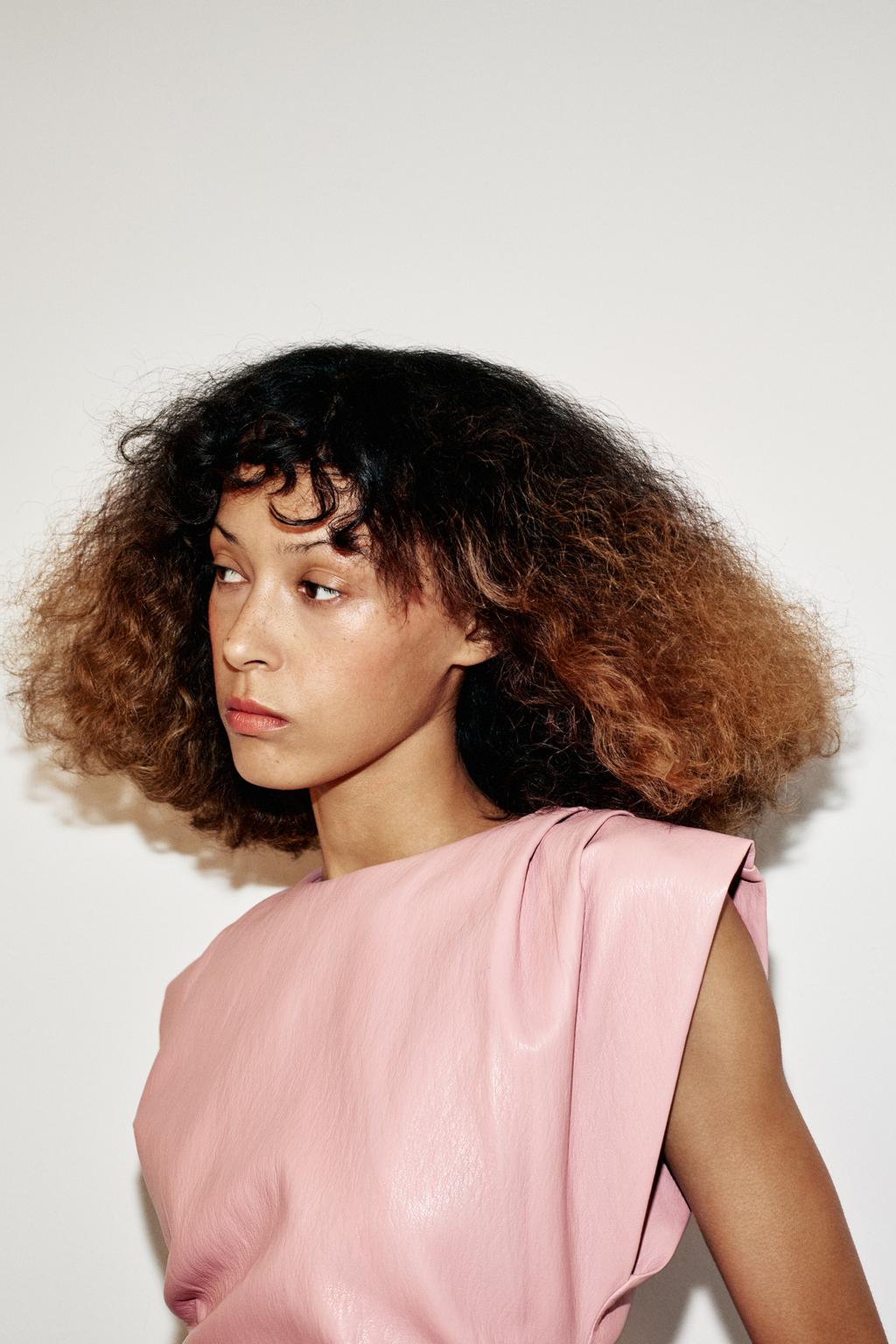 ТОП ИЗ ИСКУССТВЕННОЙ КОЖИ С ЗАЩИПАМИ НА ПЛЕЧАХ