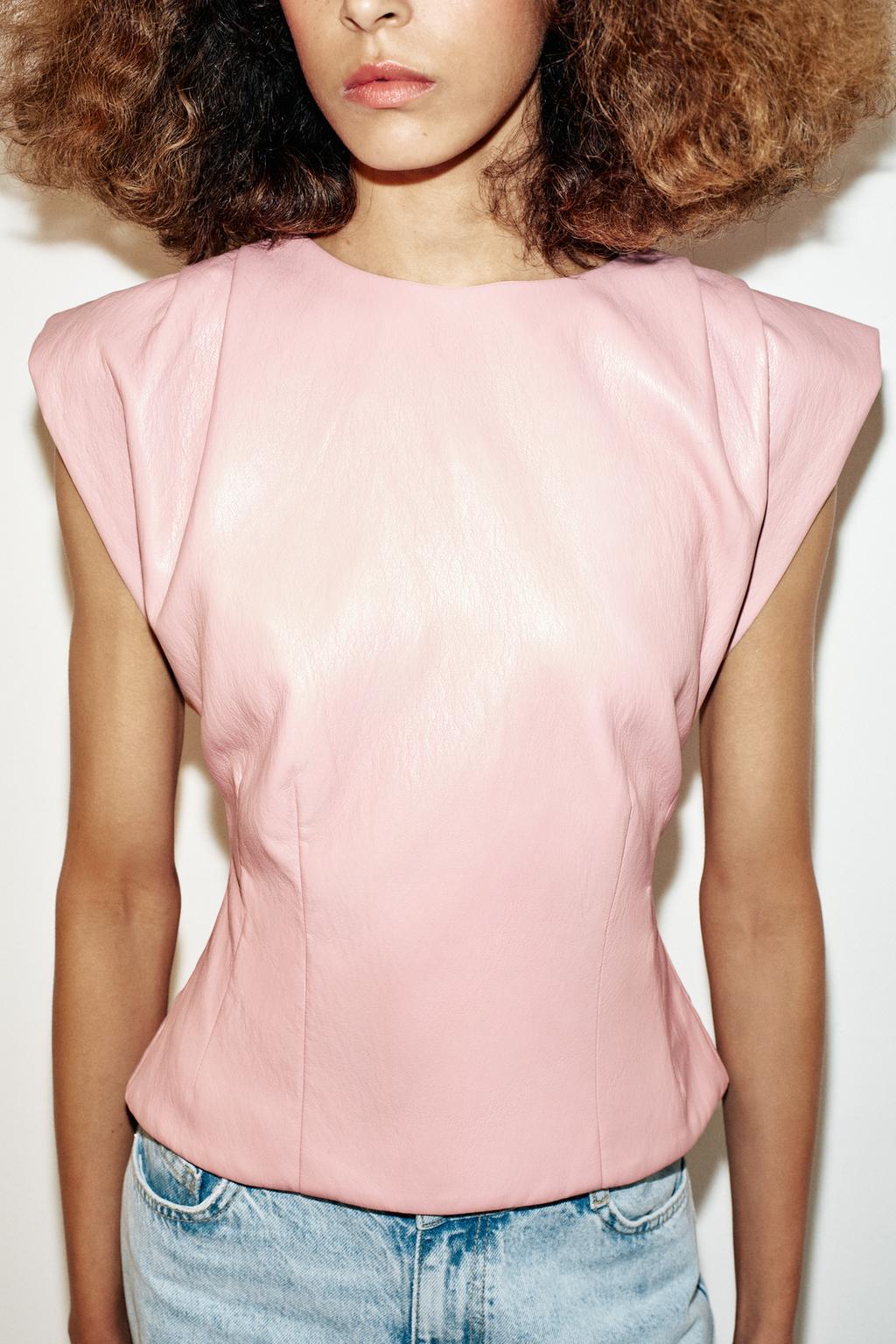 ТОП ИЗ ИСКУССТВЕННОЙ КОЖИ С ЗАЩИПАМИ НА ПЛЕЧАХ