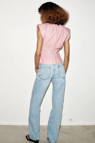 Топ из искусственной кожи с защипами на плечах- Заказать в России