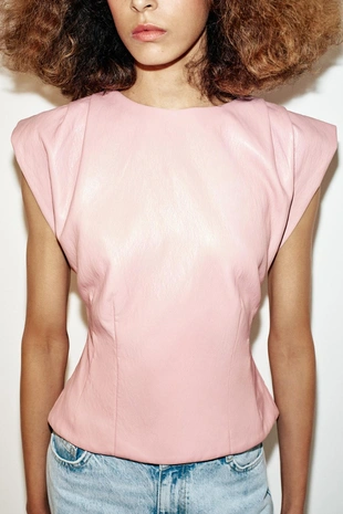 Топ из искусственной кожи с защипами на плечах- Заказать в России