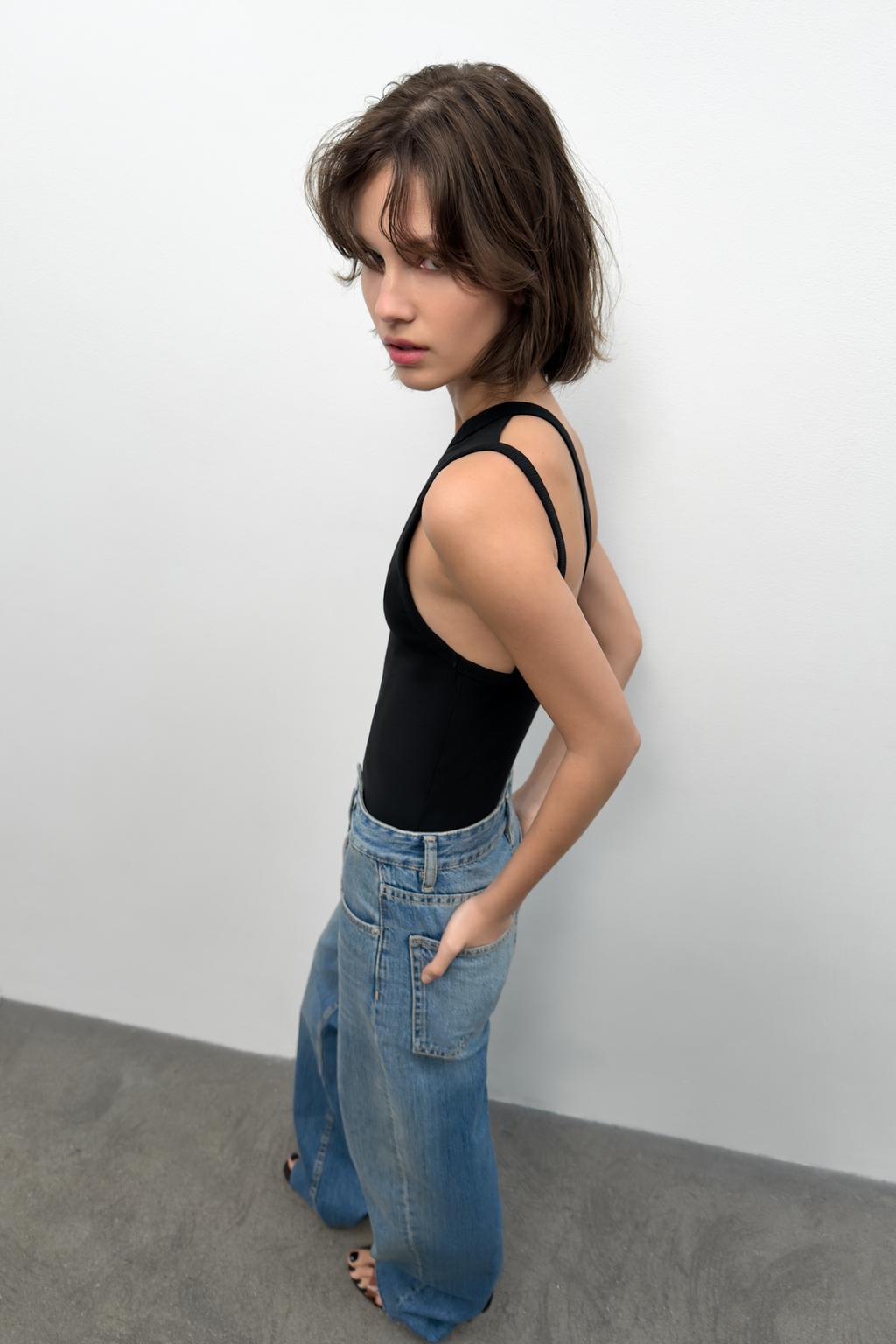 Боди с асимметричным вырезом