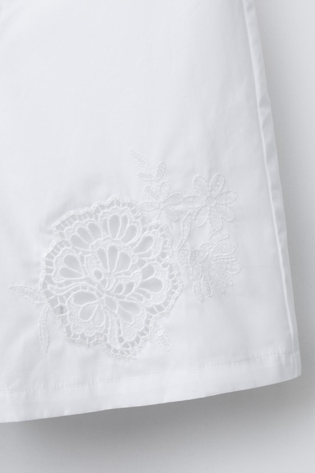 БЕРМУДЫ ИЗ ПОПЛИНА С ВЫШИТЫМ ЦВЕТКОМ