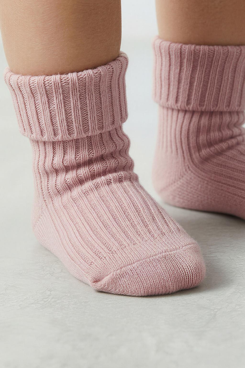 НАБОР ИЗ 4 ЦВЕТНЫХ НОСКОВ В КОРОБКЕ