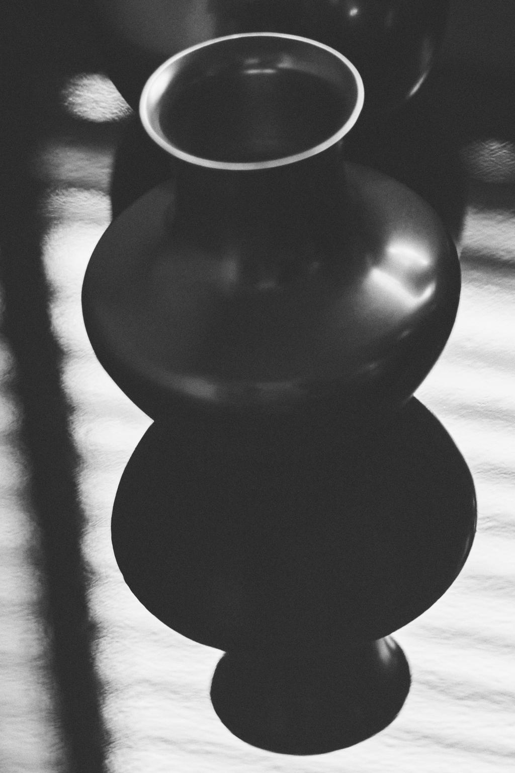 Малая латунная ваза petit brass vessel pod i colin king