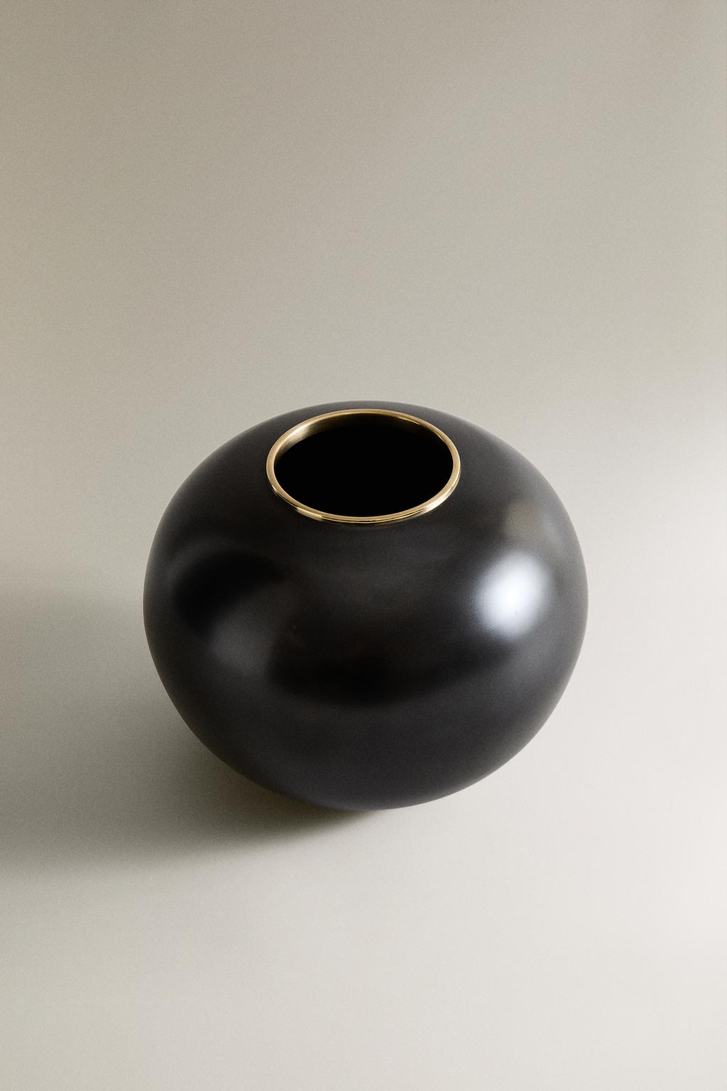 Ваза из луженого латуни в форме сферы i колин кинг