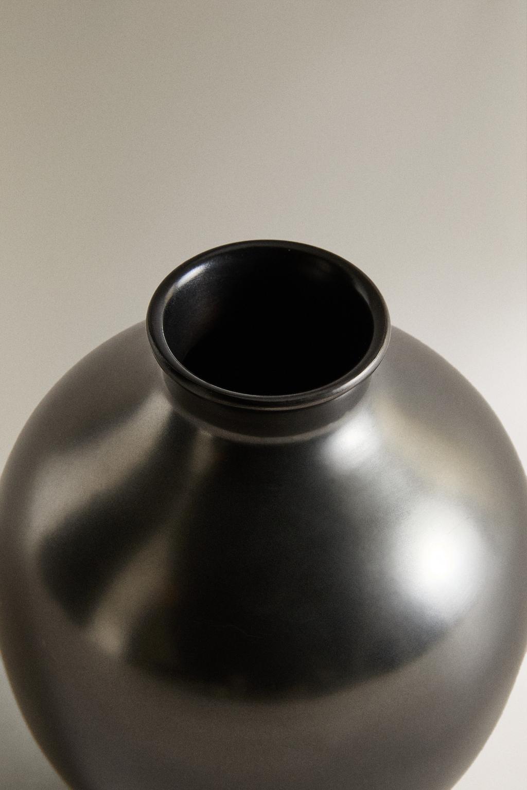 Маленькая латунная ваза petit brass vessel orb i colin king