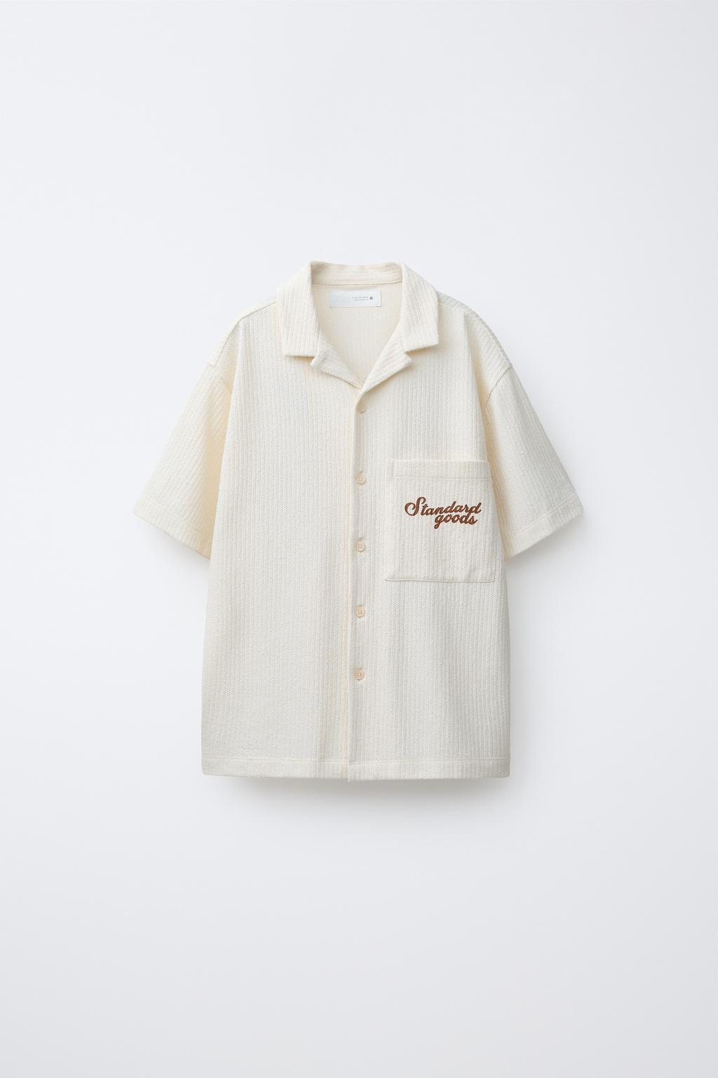 РУБАШКА ИЗ РЕЛЬЕФНОЙ ТКАНИ С НАДПИСЬЮ