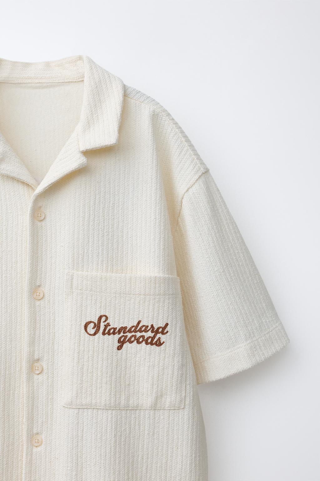 РУБАШКА ИЗ РЕЛЬЕФНОЙ ТКАНИ С НАДПИСЬЮ