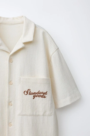 Рубашка из рельефной ткани с надписью- Заказать в России